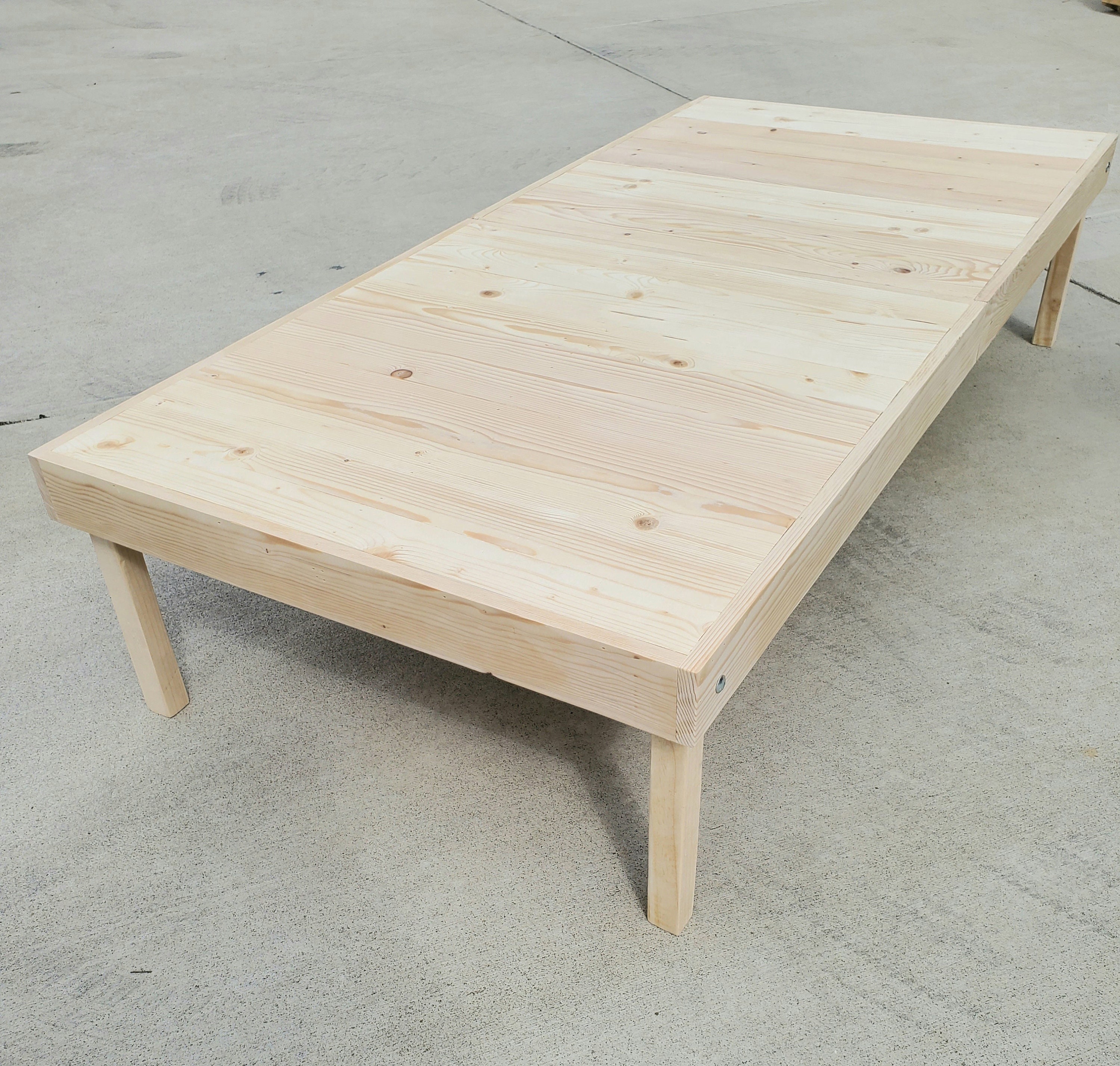 Mesa de picnic plegable de madera baja Boho con patas plegables