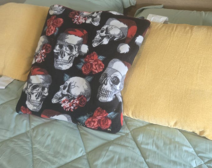 Christmas skulls fleece quillow