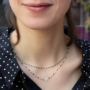 Collier ras du cou multi-rangs, délicat, minimaliste / perles de résine, chaîne dorée à l'or fin 24 k perles de verre/ fait main image 2