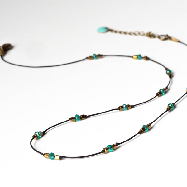 Collier ras de cou fin, délicat / bijou de créateur / fil de jade et perles de verre facettées, perles en hématite / bijou minimaliste