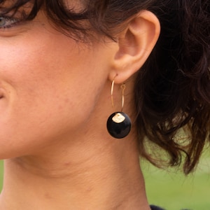Black hoop earrings gilded with fine gold / designer jewelry / enameled sequin / textured golden fans / French craftsmanship