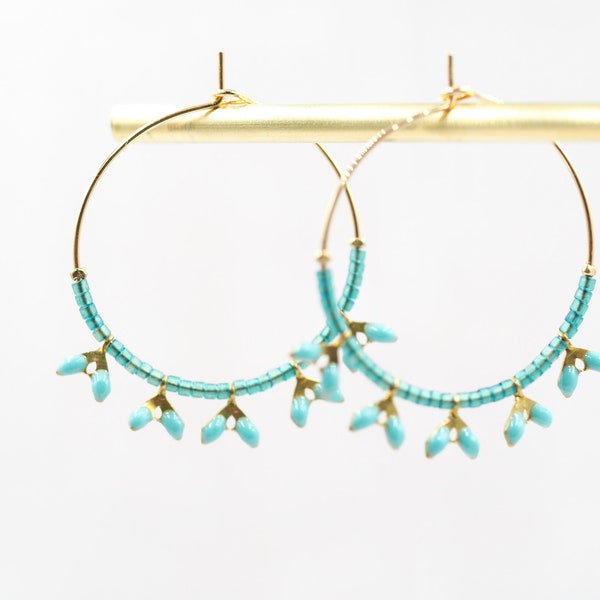 Boucles d'oreilles créoles dorées à l'or fin  / bijou de créateur / perles de verre japonaises Miyuki épis émaillés / couleur céladon