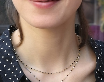 Collier ras du cou multi-rangs, délicat, minimaliste / perles de résine, chaîne dorée à l'or fin (24 k) perles de verre/ fait main