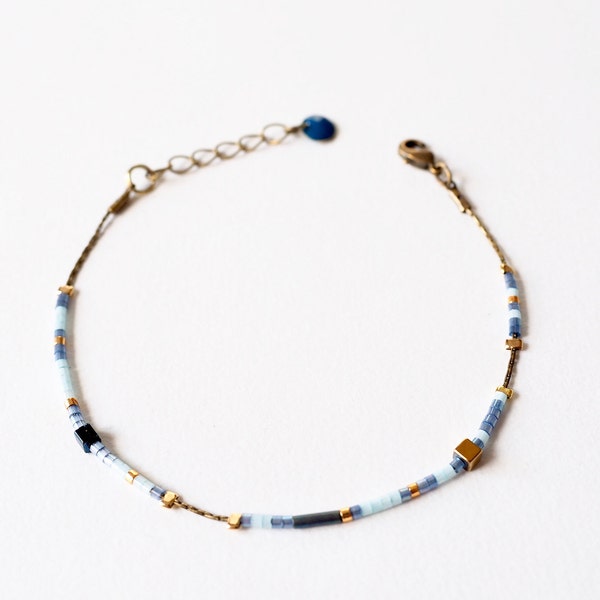 Bracelet ultra fin, délicat, minimaliste / bijou de créateur / perles de verre japonaises Miyuki, sequin émaillé / création française