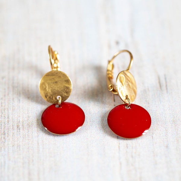 Boucles d'oreilles délicates, dorées à l'or fin mat / pastilles martelées, sequins émaillés rouge vif / bijou de créateur