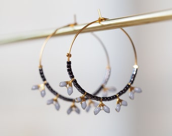 Kreolische Ohrringe aus Goldmessing, verziert mit feinen japanischen Miyuki-Glasperlen und emaillierten Ohren.