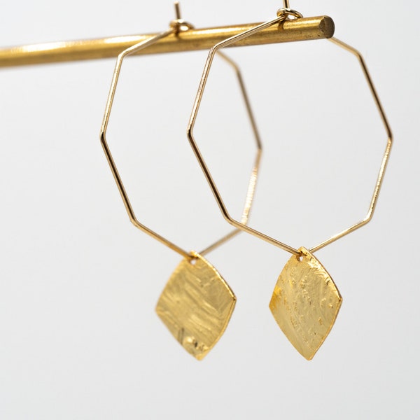 Octagonal hoop earrings gilded with fine gold by an artisan gilder / textured square sequins / French artisanal creation