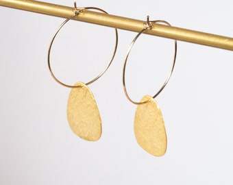 Créoles dorées à l'or fin par un artisan doreur 1 micron,  / sequins texturés / bijou pour femme / création artisanale française / fait main