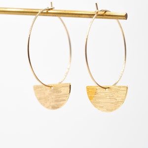Elegante Creolen, vergoldet mit Feingold / Pailletten in strukturierten Halbscheiben / Damenschmuck