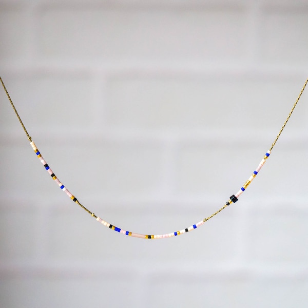 Collier délicat, ultra fin, minimaliste, ras de cou / bijou de créateur / perles de verre japonaises Miyuki / création artisanale française