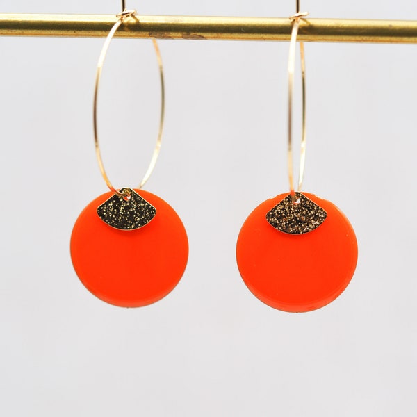 Créoles orange vif, dorées à l'or fin / bijou de créateur / sequin émaillé / éventails dorés texturés / artisanat français