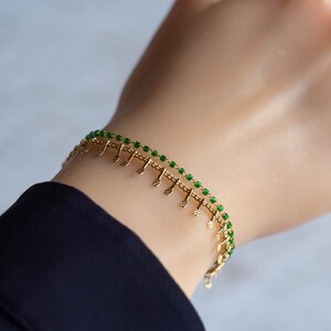 Delicate bracelet, composed of 2 rows of fine chains