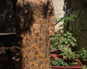 Vestido de brocado metálico de la década de 1960