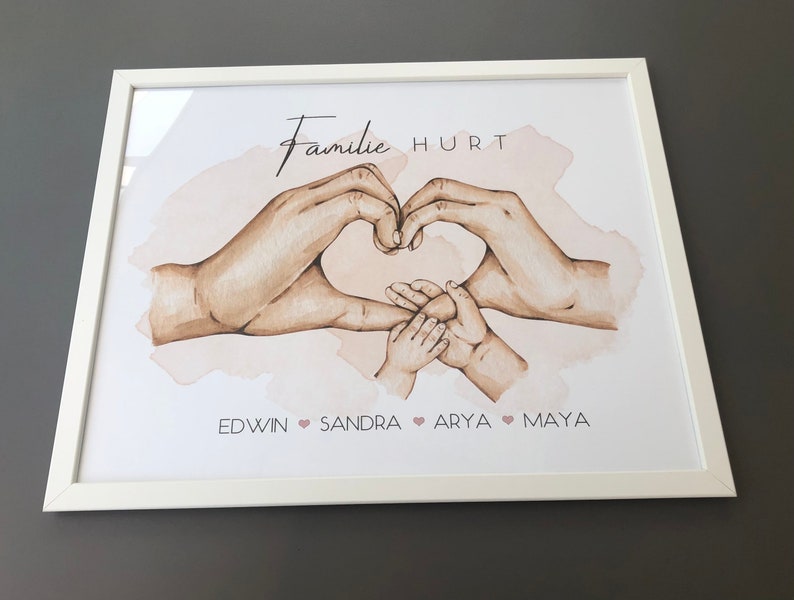 May include: A watercolor print with two adult hands forming a heart shape around two smaller hands. The print has the text "Familie HURT" at the top and "EDWIN &hearts; SANDRA &hearts; ARYA &hearts; MAYA" at the bottom.