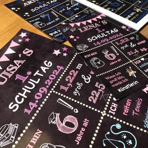 Puede incluir: Tres letreros de pizarra negra con acentos rosas, azules y blancos anuncian el primer d&iacute;a de escuela de tres ni&ntilde;os. Los letreros incluyen los nombres de los ni&ntilde;os, la fecha, su edad, su altura y su peso. Los letreros tambi&eacute;n incluyen una lista de cosas que a los ni&ntilde;os les gusta hacer.