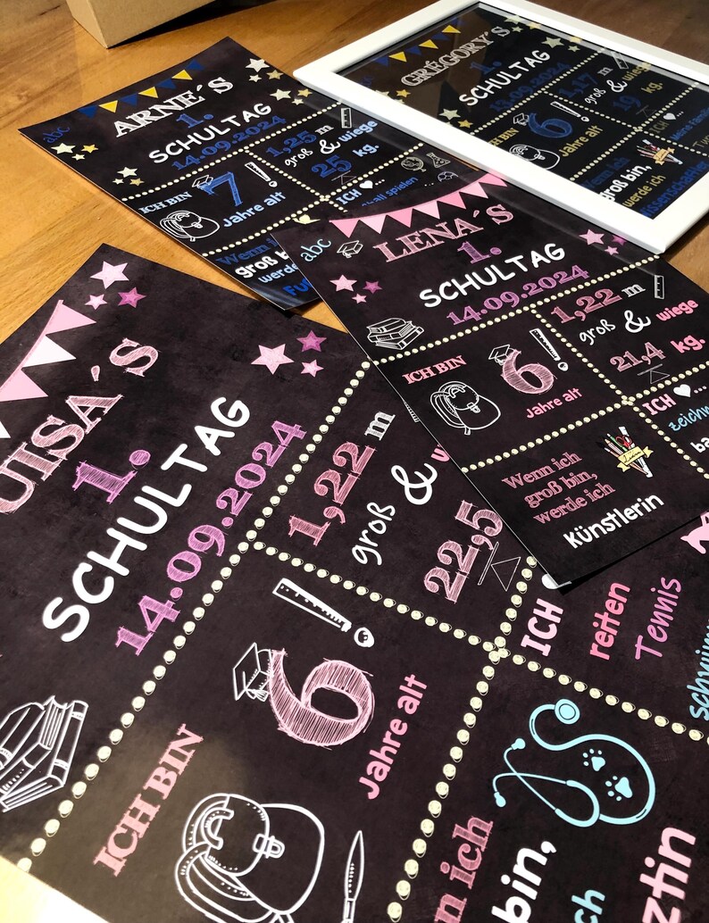 Puede incluir: Tres letreros de pizarra negra con acentos rosas, azules y blancos anuncian el primer d&iacute;a de escuela de tres ni&ntilde;os. Los letreros incluyen los nombres de los ni&ntilde;os, la fecha, su edad, su altura y su peso. Los letreros tambi&eacute;n incluyen una lista de cosas que a los ni&ntilde;os les gusta hacer.