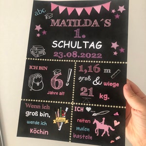 Puede incluir: Una pizarra negra con letras rosas y blancas anuncia el primer d&iacute;a de escuela de un ni&ntilde;o. La pizarra incluye el nombre del ni&ntilde;o, Matilda, la fecha, 23 de agosto de 2022, y la edad, la altura y el peso del ni&ntilde;o. La pizarra tambi&eacute;n incluye una lista de cosas que al ni&ntilde;o le gusta hacer, como montar a caballo, pintar y hacer manualidades.