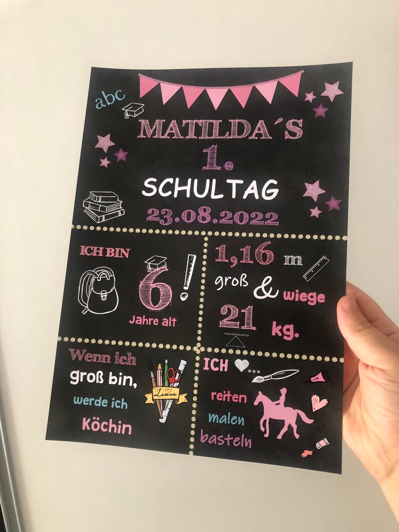 Puede incluir: Una pizarra negra con letras rosas y blancas anuncia el primer d&iacute;a de escuela de un ni&ntilde;o. La pizarra incluye el nombre del ni&ntilde;o, Matilda, la fecha, 23 de agosto de 2022, y la edad, la altura y el peso del ni&ntilde;o. La pizarra tambi&eacute;n incluye una lista de cosas que al ni&ntilde;o le gusta hacer, como montar a caballo, pintar y hacer manualidades.