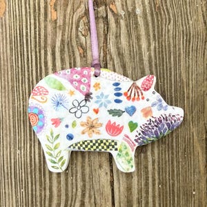 Puede incluir: Un letrero de madera rústica con el texto "Welcome to our home" en letras blancas. El letrero presenta un acabado envejecido y un diseño simple y acogedor, ideal para un porche o entrada.