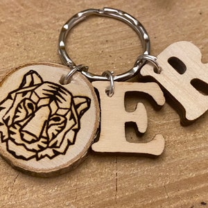 A-Z Initial Schlüsselbund,Tiger Schlüsselbund,Name Schlüsselbund,HolzBuchstabe,personalisiertes Geschenk,personalisierter Schlüsselbund,Schlüsselring mit Tiger,Tiger jahr,Geschenke