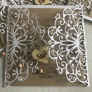 Tarjeta del corazón de madera, tarjeta de invitación anticuada, sobre de la boda, tarjeta de cumpleaños, tarjeta de invitación de la boda, tarjeta hecha a mano, tarjetas de invitación con las tarjetas iniciales