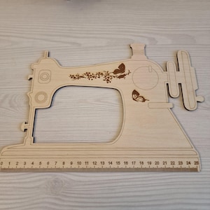 Righello per macchina da cucire in legno con incisione a farfalla – Strumento artigianale unico per sarte e artigiani