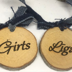 Decoração de jeans, cartão personalizado, decoração de madeira rústica, lembrancinhas de casamento de madeira, lembrancinhas de madeira personalizadas, configurações de mesa de madeira, cartão de festa rústico