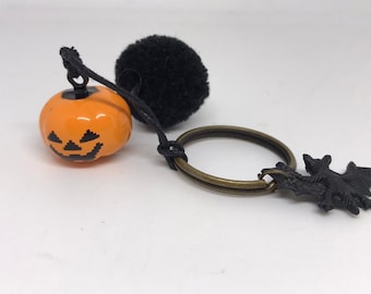 Halloween Pumpkin Gift,Gift for Friend,Halloween keychain,Bag accessory,Halloween decor,Pumpkin keychain,Batman keyring,Halloween pompom,Bat