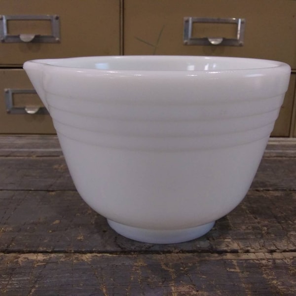 HAMILTON BEACH MIXING Bowl Spouted Ribbed 1940s 1950s Milk Glass Vintage in Great Condition!