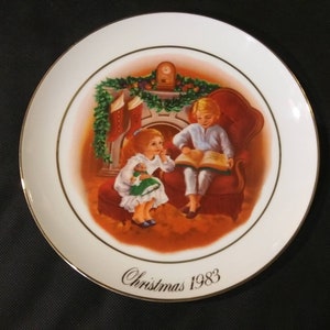 CHRISTMAS 1983 AVON Collector&#39;s Plate 3rd Edition 22k Gold Edge &quot;Enjoying the Night Before Christmas&quot; in Excellent Condition!