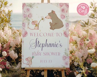 Könnte beinhalten: Ein Willkommensschild für eine Babyparty mit einer Bären- und Mäuseillustration, umgeben von rosa Rosen. Auf dem Schild steht "Willkommen zu Stephanies Babyparty am 13. Juli". Das Schild wird auf einer Holzstaffelei präsentiert.