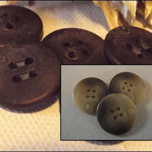 Puede incluir: Primer plano de varios botones marrón oscuro con dos o cuatro agujeros. Los botones tienen un aspecto veteado. Una imagen más pequeña muestra tres botones color beige. Adecuado para proyectos de costura.