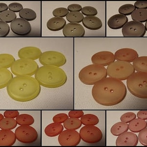 Può includere: Assortimento di bottoni rotondi in vari colori, tra cui grigio, giallo, pesca e rosa. I bottoni sono realizzati in un materiale liscio e lucido.