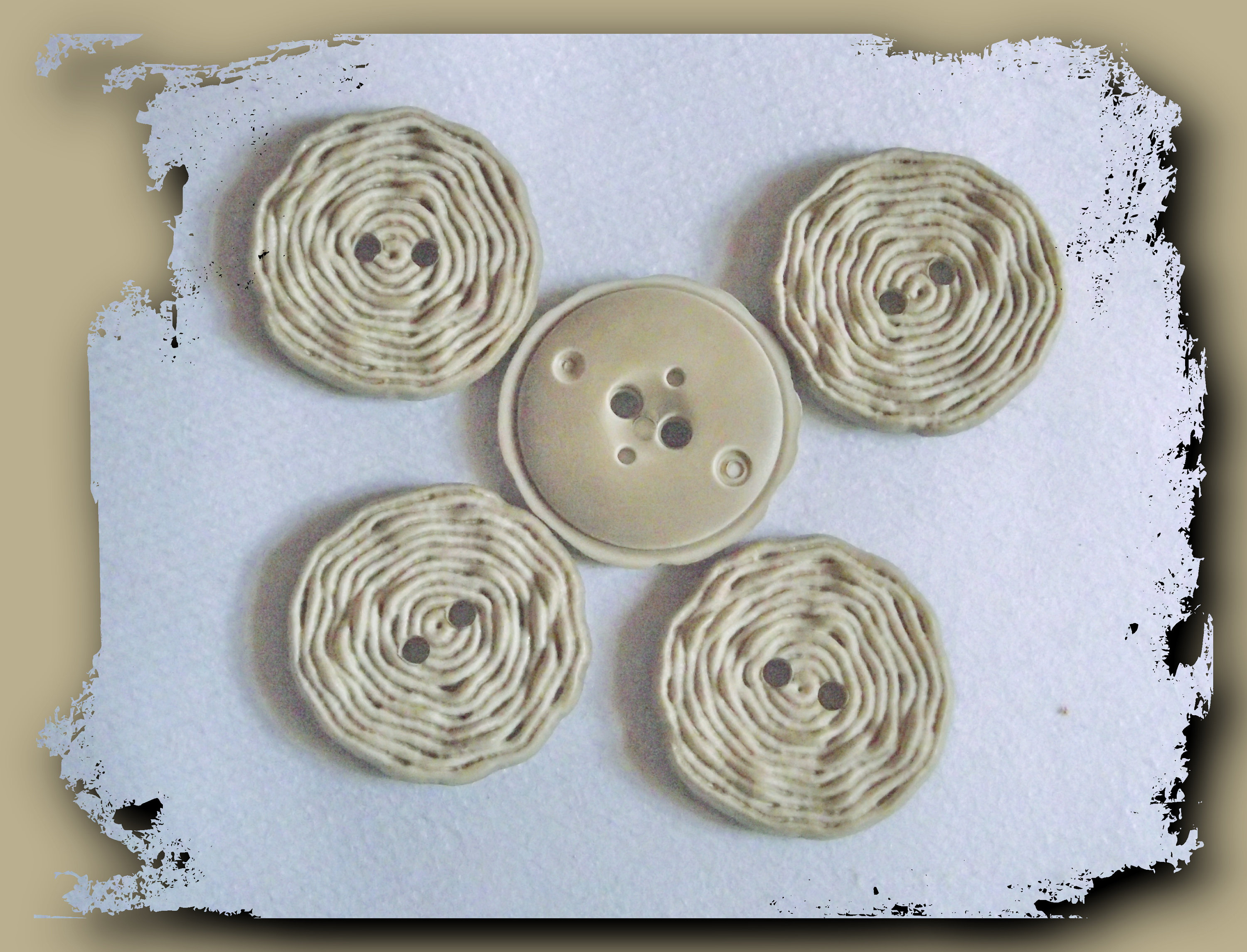 5 Beige BUTTONS * 25 Mm 1