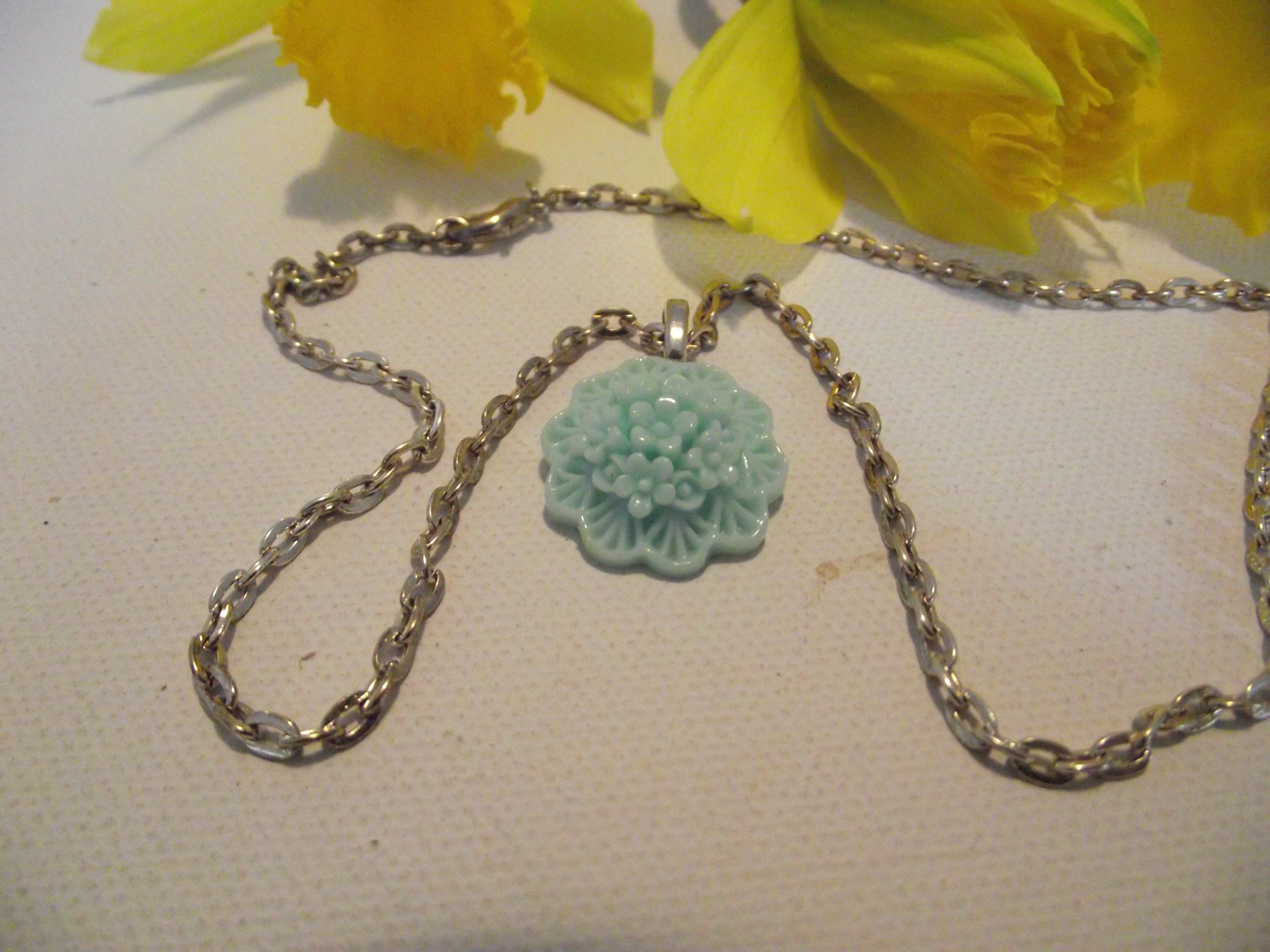 Collier Triskell celtique en cuir médaillon en bois de cocotier