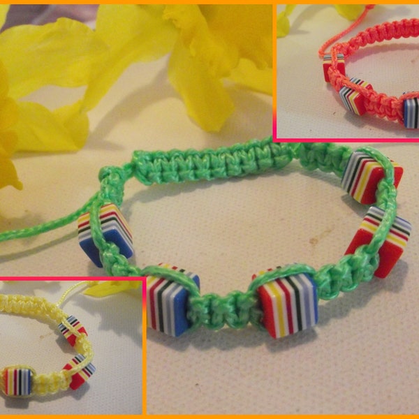 Bracelet Macramé ajustable pour fille ou garçon  3 / 8 ans en drisse de polyester avec perles cubes rayées multicolores