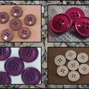 Peut inclure: Assortiment de boutons de différentes couleurs et tailles. Les boutons sont en plastique et ont une finition brillante. Il y a des boutons violets, roses et blancs.