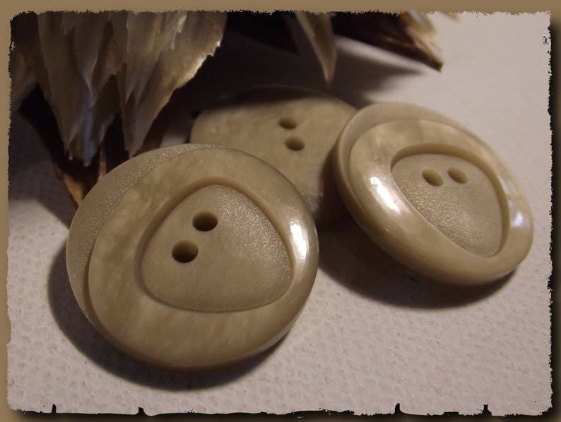 3 BUTTONS Beige matt and shiny 23 mm 2 holes brown button 2.3 cm triangle decoration image 1