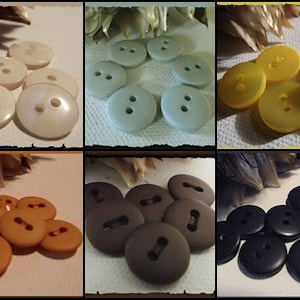 Puede incluir: Surtido de botones en varios colores y materiales, incluyendo blanco, azul claro, amarillo, marrón y negro. Los botones están dispuestos en grupos de diferentes tamaños y formas.
