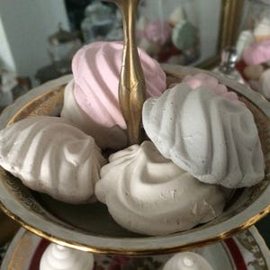 Meringue in plaster of Paris image 3