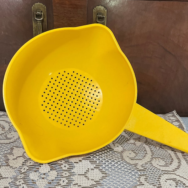 Vintage Tupperware strainer with handle, yellow, PreOwned in excellent condition