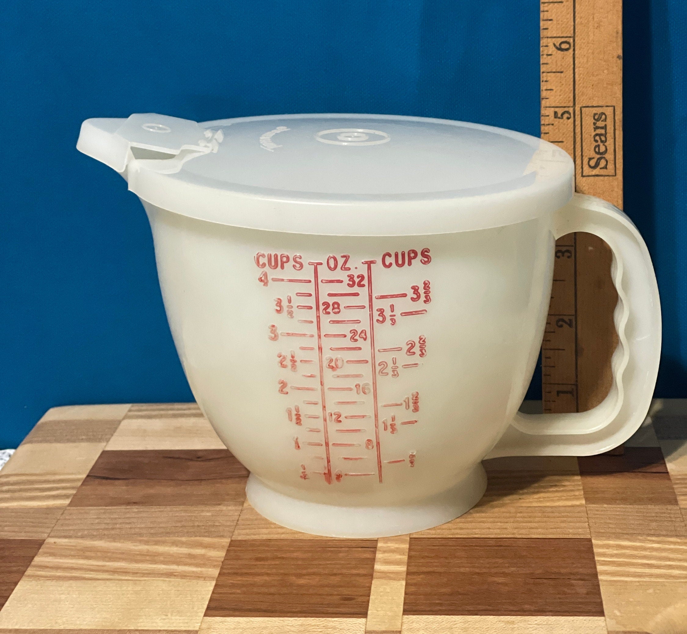 Vintage Tupperware Measuring 4 Cups With Flip up Pour Lid