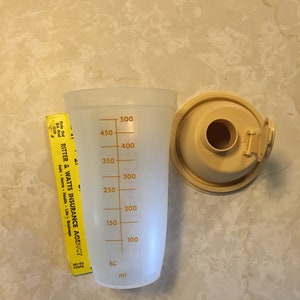 Vintage Tupperware Quick Shaker Cup with Lid, Gold and Opaque, Pre Owned in very good condition