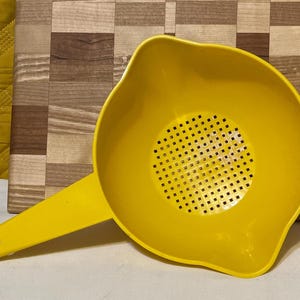 Vintage Tupperware strainer with handle, yellow, PreOwned in excellent condition