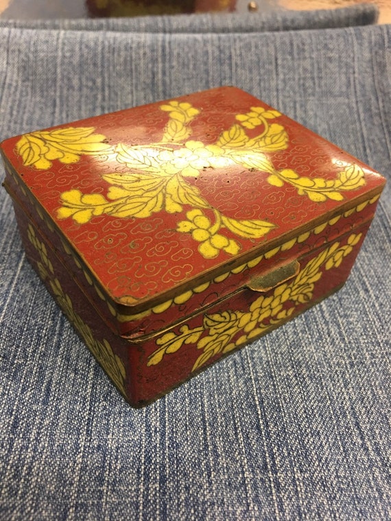 Vintage. small metal jewelry box, Adorable collec… - image 1