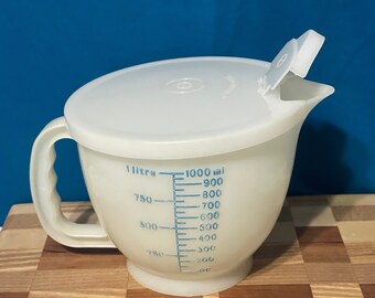  Tupperware 8 cup Mix & Pour & Store - Measurements in