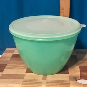Vintage Tupperware Crisp It storage container, for lettuce and other veggies, 70&#39;s to 80&#39;s era. PreOwned