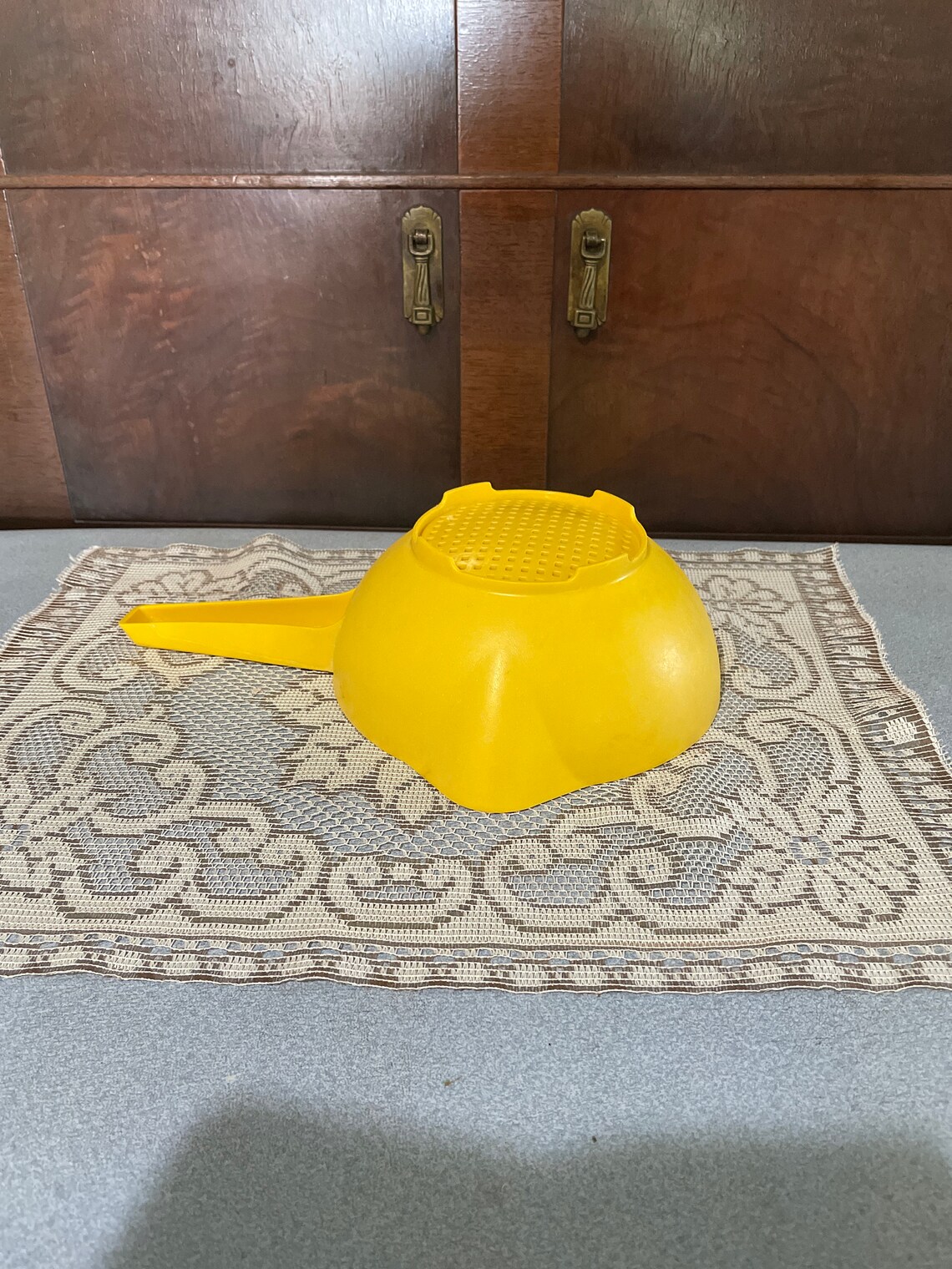 FRANCE Vintage - Ancienne Passoire émaillée jaune style Campagne