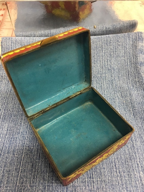 Vintage. small metal jewelry box, Adorable collec… - image 2