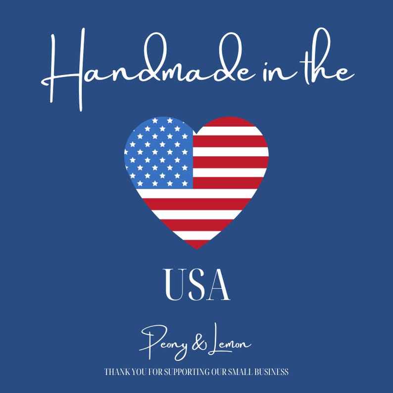 Op de afbeelding: Handgemaakt in de VS met een hartvormig ontwerp van de Amerikaanse vlag. De tekst "Peony & Lemon" en "Bedankt voor het steunen van ons kleine bedrijf" is ook inbegrepen.